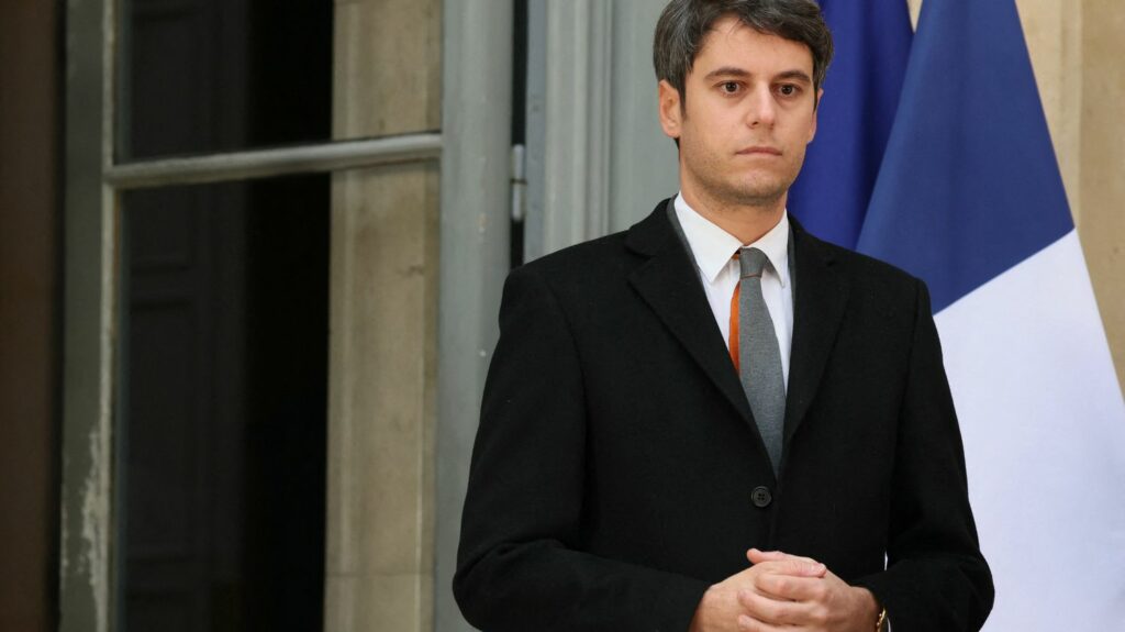 Gouvernement de Gabriel Attal : l'étrange période d'attente des ministres sortants qui espèrent revenir
          On ne sait toujours pas précisément quand sera nommé le reste du gouvernement. Comment se passe cette période inconfortable pour les ministres sortants du précédent gouvernement et pour leurs cabinets dans l'attente d'un retour à leur poste ?