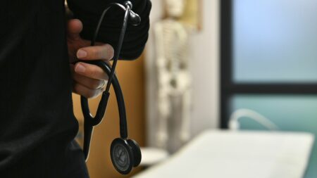Loire-Atlantique : l'unique médecin de la commune de Soudan mis en examen pour des soupçons d'agressions sexuelles
          Il est suspecté de s'en être pris à six patientes au cours de consultations, entre février et décembre 2023. Il est placé sous contrôle judiciaire et n'a plus le droit d'exercer.