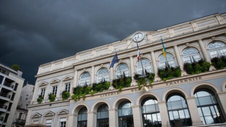 Chantage à la vidéo intime à Saint-Etienne : l'ex-directeur de cabinet du maire mis en examen pour "association de malfaiteurs"
          Cette "mise en examen supplétive" a été prononcée le 18 décembre à l'encontre de l'ancien bras droit de Gaël Perdriau (ex-LR), en poste de 2014 jusqu'à son licenciement pour "rupture de confiance" fin 2022.