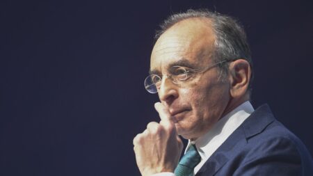 Mort de Jérémie Cohen en 2022 : Eric Zemmour condamné à 1 000 euros d'amende pour diffamation
          Jérémie Cohen, jeune homme juif, avait été percuté mortellement par un tramway après avoir été frappé. Eric Zemmour avait accusé l'avocat Patrick Klugman d'avoir "étouffé l'affaire".