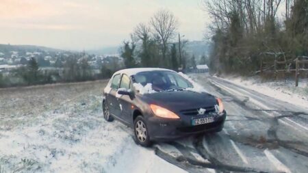 Neige : la circulation perturbée en Île-de-France
          La neige a provoqué une grande pagaille sur les routes d'Île-de-France, dans la matinée du jeudi 18 janvier.