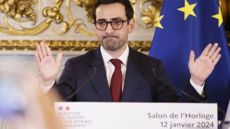 Remaniement : la nomination de Stéphane Séjourné au Quai d'Orsay vue d'un bon œil à Bruxelles
          L'arrivée de Stéphane Séjourné au Quai d'Orsay est bien perçue à Bruxelles. Celui qui a exercé au Parlement européen s'est forgé là-bas une réputation d'homme capable de trouver des compromis.