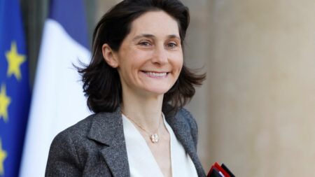 Amélie Oudéa-Castéra, ministre de l'Éducation nationale "à mi-temps" ? "Non, je ne crois pas", répond le numéro un du SNPDEN
          Si Bruno Bobkiewicz reconnaît que l'ex-championne de tennis est "plutôt novice" dans l'Éducation, il espère que la double charge permettra peut-être "qu'on se calme un peu" sur les réformes.