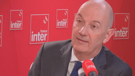 Bonus écologique : le décret pour fixer son nouveau barème "en train d'être finalisé", affirme le ministre délégué chargé de l'Industrie
          Le gouvernement envisage de baisser le bonus écologique pour les plus aisés. "L'essentiel, c'est qu'aujourd'hui, quand vous achetez un véhicule électrique fait en Europe, et singulièrement fait en France, vous [en] bénéficiez", estime jeudi Roland Lescure sur France Inter.