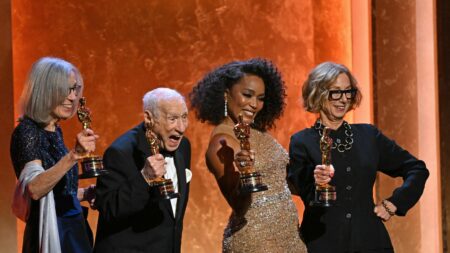 Le réalisateur américain Mel Brooks et l'actrice Angela Bassett reçoivent un Oscar d'honneur pour l'ensemble de leur œuvre
          Le cinéaste âgé de 97 ans a accepté mardi 9 janvier cette distinction, plus d'un demi-siècle après avoir remporté son unique Oscar pour le film "Les Producteurs" dans lequel il tournait Adolf Hitler en ridicule. Angela Bassett, célèbre notamment pour son incarnation de Tina Turner dans le biopic éponyme, est, elle, la deuxième actrice noire à remporter un Oscar d'honneur, après Cicely Tyson.