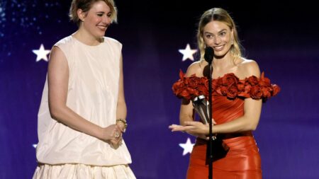 Oscars : Ken nommé, mais pas Barbie ? Les fans du film et l'acteur Ryan Gosling dénoncent l'ironie de la situation
          Ni la réalisatrice de "Barbie", Greta Gerwig, ni Margot Robbie qui incarne l'emblématique poupée n'ont été nommées mardi aux Oscars, contrairement à Ryan Gosling en Ken, provoquant une vague de colère aux États-Unis.
