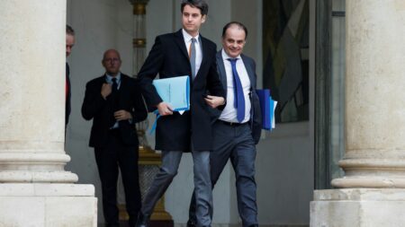 Remaniement : le nouveau gouvernement de Gabriel Attal est un "patchwork politique", selon la chercheuse Delphine Dulong
          Delphine Dulong, enseignante-chercheuse de l’Université Paris 1 Panthéon-Sorbonne, décrit une "dérive présidentialiste" après l'annonce jeudi des premiers noms des ministres qui composeront le gouvernement de Gabriel Attal.