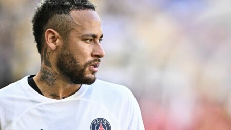 Transfert de Neymar au PSG : une perquisition a eu lieu en début de semaine au ministère de l'Economie et des Finances 
    (nouvelle fenêtre)
  
          Des soupçons de "complicité de fraude fiscale" pèsent sur les épaules de Gérald Darmanin, alors ministre des comptes publics.