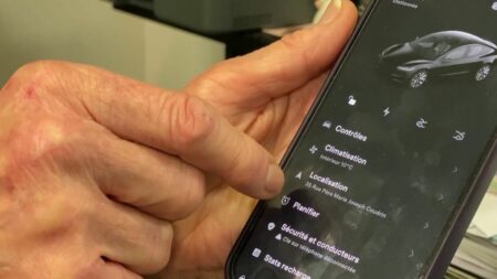 Automobile : les voitures peuvent-elles être piratées à distance ?
          En septembre 2023, la propriétaire d'une Tesla assure que sa voiture a été piratée à distance par l'un de ses proches alors qu'elle roulait sur la voie rapide. Dans un monde toujours plus connecté, faut-il s'inquiéter pour la cybersécurité de nos véhicules ?