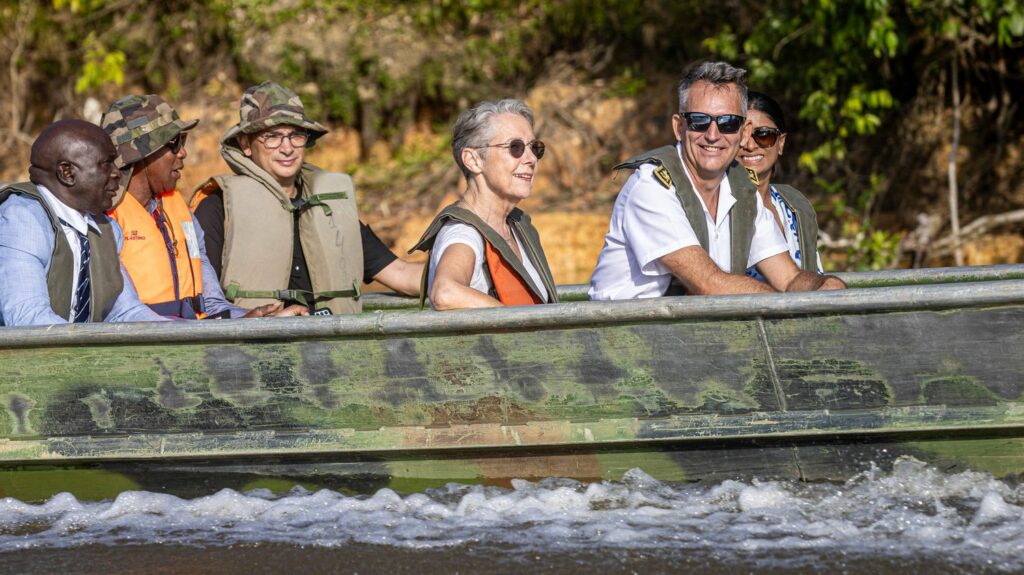 En visite en Guyane, la Première ministre Élisabeth Borne élude la question de son avenir politique
          La Première ministre multiplie les rencontres en Guyane, bien loin du tumulte parisien, alors que la rumeur court sur un possible remaniement.