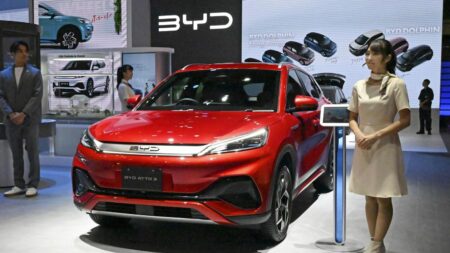 Voitures électriques : le constructeur chinois BYD dépasse Tesla au niveau mondial pour la première fois
          Avec plus de 500 000 voitures électriques livrées dans le monde entier au dernier trimestre 2023, le groupe chinois BYD devient n°1 du secteur. Il double son concurrent américain Tesla sur cette période.