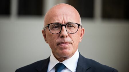Président Républicains accuse Conseil constitutionnel de ‘hold-up démocratique’ sur loi immigration Loi immigration : le président des Républicains dénonce "un hold-up démocratique" du Conseil constitutionnel
Eric Ciotti a accusé Laurent Fabius, le président du Conseil constitutionnel, de "collusion" avec Emmanuel Macron.