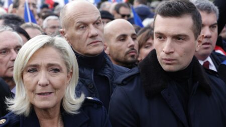 Présidentielle 2027 : Marine Le Pen annonce Jordan Bardella comme Premier Ministre potentiel Présidentielle 2027 : Marine Le Pen officialise son "ticket" avec Jordan Bardella
Dans une interview accordée au "JDD", la cheffe de file du RN a annoncé samedi son désir de nommer l'actuel patron du parti d'extrême droite comme Premier ministre si elle est élue en 2027.