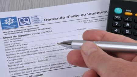 Projet de loi immigration : trois questions sur le durcissement des modalités d'accès aux prestations sociales pour les étrangers
          Avec le projet loi immigration, l'accès aux prestations sociales va être durci pour les étrangers. Sauf si ces dispositions sont censurées par le Conseil constitutionnel.