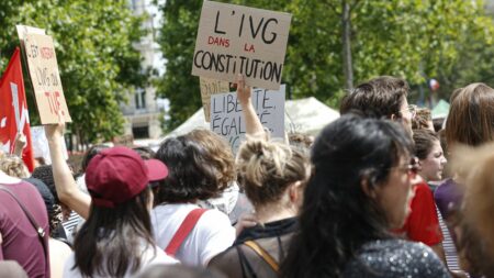 Projet de loi pour constitutionnaliser le droit à l’IVG: enjeux politiques et débats CHRONIQUE. Faut-il constitutionnaliser le droit à l'IVG ?
Clément Viktorovitch revient chaque semaine sur les débats et les enjeux politiques. Dimanche 28 janvier : la question du droit à l'IVG. Le Parlement examine depuis mercredi un projet de loi visant à inscrire dans la Constitution la "liberté garantie" d’avoir recours à l’avortement.