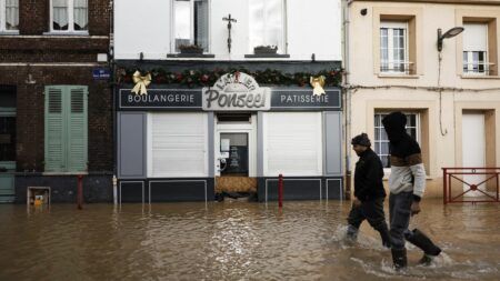 Inondations dans le Pas-de-Calais : "Aucun habitant ne paiera deux fois la franchise" d'assurance, promet Bruno Le Maire
          Invité de l'émission "Dimanche en politique" sur France 3, le ministre de l'Economie a précisé que cet "engagement" avait été "pris par les assureurs".