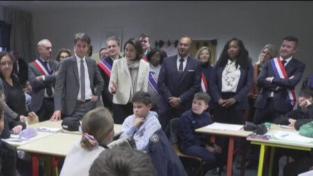 Polémique sur les propos d'Amélie Oudéa-Castéra : la ministre en déplacement
          Mardi 16 janvier, la ministre de l'Éducation nationale, Amélie Oudéa-Castéra, s'est rendue dans l'école Littré, un établissement public d'où elle a retiré son enfant pour le mettre dans le privé.