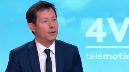 Elections européennes : le RN "parle beaucoup" mais "ne fait rien" au Parlement, lance la tête de liste de LR François-Xavier Bellamy
          François-Xavier Bellamy, député européen et tête de liste des Républicains (LR) pour les élections européennes, était l'invité des "4 Vérités", dans "Télématin", sur France 2, mardi 16 janvier.