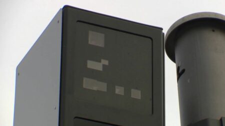 Marseille : de nouveaux radars verbalisent les automobilistes
          À Marseille, dans les Bouches-du-Rhône, des radars nouvelle génération ont fait leur apparition. Très sophistiqués, ils peuvent verbaliser lorsqu’un conducteur passe alors que le feu est rouge et sanctionner un défaut de ceinture.