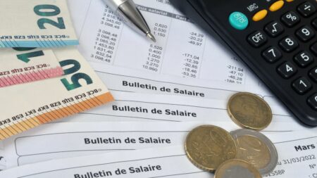 Fonction publique : à quoi va ressembler la réforme que le gouvernement prépare ?
          Le gouvernement veut modifier la fiche de paie des fonctionnaires et renforcer la part du mérite dans leur rémunération. Les syndicats sont réticents.