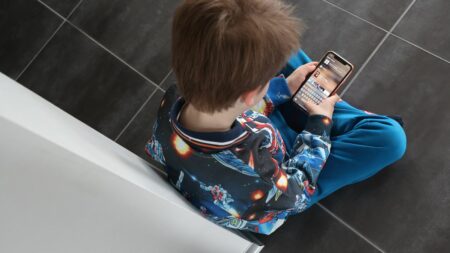 Ce qu'Emmanuel Macron a annoncé pour réguler l'exposition des enfants aux écrans
          Le président a réuni une commission d'experts dont les travaux doivent être rendus "fin mars".