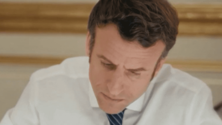 Rumeurs sur un prochain remaniement : une équation à plusieurs inconnues
          Présent sur le plateau du 8 Heures, jeudi 4 janvier, Guillaume Daret revient sur les rumeurs d'un remaniement du gouvernement par Emmanuel Macron. Le journaliste explique que plusieurs inconnues demeurent.