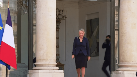 Remaniement : l'avenir d'Elisabeth Borne à Matignon en suspens
          Alors que se profile un remaniement ministériel, le maintien d'Elisabeth Borne à la tête du gouvernement est incertain. Emmanuel Macron pourrait choisir de s'entourer de certains de ses soutiens de la première heure.