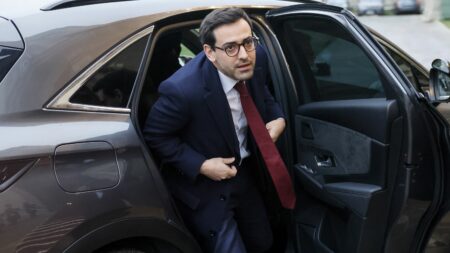 Déplacement de Stéphane Séjourné en Ukraine : "C'est un signal extrêmement fort", salue le député Renaissance Pieyre-Alexandre Anglade
          Moins de 24 heures après sa nomination, le nouveau chef de la diplomatie française se rend à Kiev samedi pour rencontrer Volodymyr Zelensky.