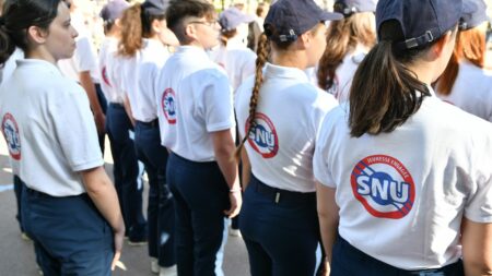 SNU généralisé: Une politique de prévention essentielle selon gouvernement; Macron le rend obligatoire Généralisation du SNU : "Une politique de prévention importante au regard des défis qui sont les nôtres", selon la porte-parole du gouvernement
Emmanuel Macron a décidé de rendre le Service national universel obligatoire en classe de seconde.