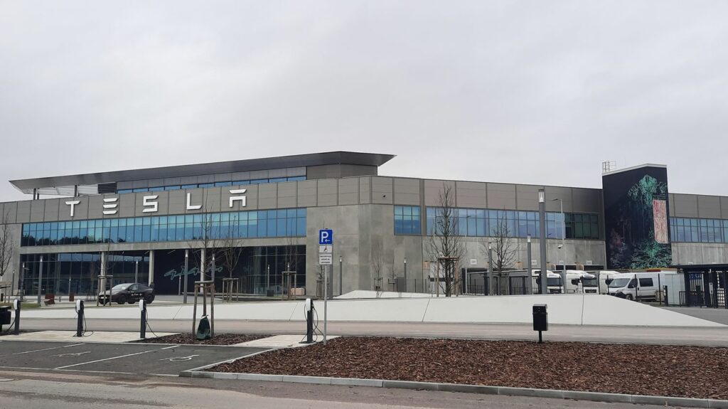 "La chaîne d'approvisionnement est interrompue" : face aux attaques en mer Rouge, Tesla freine sa "gigafactory" en Allemagne
          Manque de pièces, approvisionnement en retard... Le groupe automobile d'Elon Musk a annoncé mettre en pause durant deux semaines, à partir de ce lundi, sa seule usine européenne. Les salariés, eux, espèrent que la situation ne va pas durer.