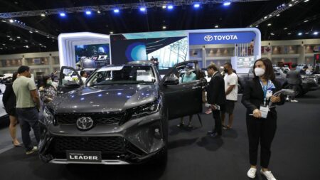 Automobile : Toyota reste le premier fabricant de véhicules dans le monde
          Comme l’année précédente, le groupe japonais a battu des records de ventes en 2023. Le constructeur automobile doit ses résultats, notamment, à l'électrique, un secteur porteur dans lequel il est désormais clairement identifié.