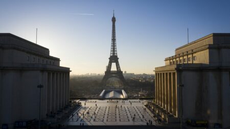 Paris : six hommes jugés pour traite d'êtres humains sur des mineurs isolés marocains
          Le procès de six ressortissants algériens s'ouvre mardi devant le tribunal correctionnel de Paris. On leur reproche d'avoir poussé au vol des enfants et des adolescents, le tout en les initiant à des produits psychotropes.