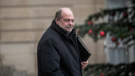 Trois moments phares du documentaire sur Eric Dupond-Moretti, garde des Sceaux, à voir sur France 5 Vidéo
"Le Ministre qui ne devait pas l'être" : trois séquences à retenir d'un documentaire consacré au garde des Sceaux Eric Dupond-Moretti
Le documentaire réalisé par Alexandre Darmon et Matthieu Mares-Savelli est diffusé sur France 5 dimanche à 21h05.
