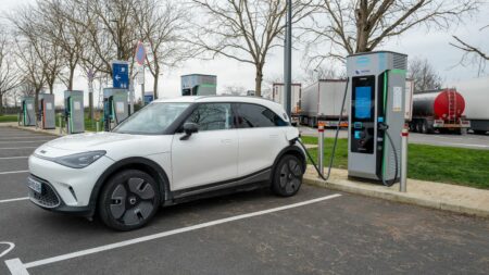 Automobile : les ventes européennes de voitures neuves rebondissent de 13,9% en 2023, portées par les hybrides et les électriques
          Le marché est cependant resté globalement morose en 2023, ralenti par l'inflation, et les commandes sont loin des niveaux d'avant la pandémie de Covid.