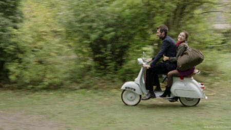 "Le voyage en pyjama", de Pascal Thomas : les pérégrinations d'un quadragénaire, entre vaudeville et chronique existentielle
          Le nouveau film de Pascal Thomas nous invite à suivre Victor, un personnage fantasque, qui entreprend un voyage dans le temps, à vélo, en vespa et en train.