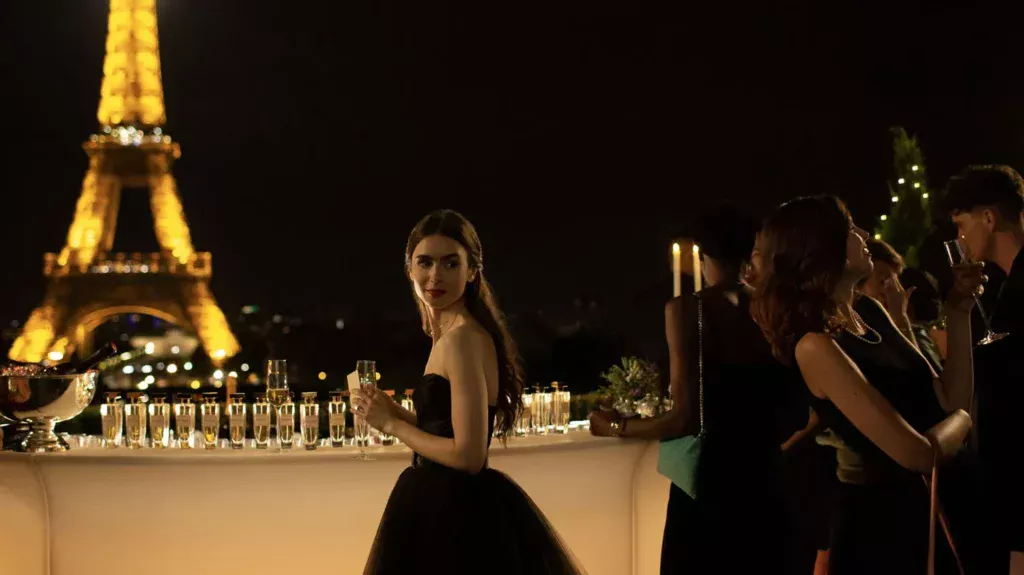 "Emily in Paris", "Lupin": le ciné-tourisme prend de l'ampleur à Paris et accélère la notoriété des villes françaises
          Le phénomène s'est largement amplifié depuis 2018 du fait de l'explosion des séries sur les plateformes de streaming.