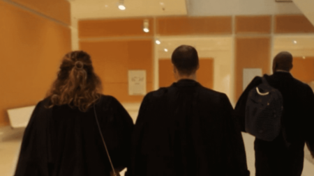 Mort de Robert Badinter : le monde de la justice en deuil
          Après le décès de Robert Badinter, le monde de la justice est en deuil, vendredi 9 février. Une minute de silence a été observée lors de la prestation de serment des élèves de l'école de la magistrature. Une cérémonie qui s'est déroulée à Bordeaux, en Gironde, en présence d'Emmanuel Macron.
