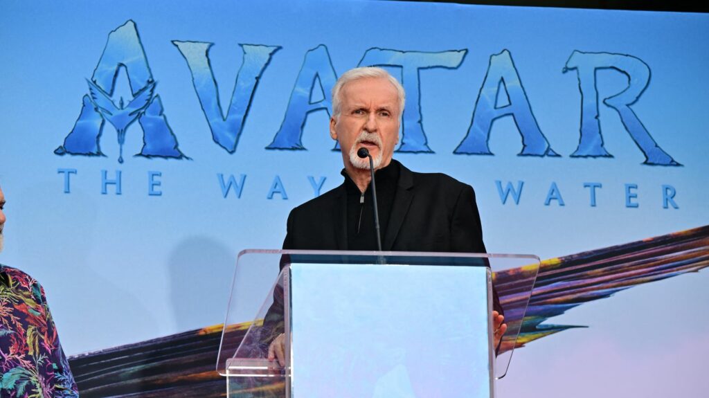"Avatar" : le réalisateur James Cameron confie avoir des idées pour les sixième et septième volets de la saga
          Alors que le troisième long-métrage de la franchise "Avatar" ne sortira qu'en 2025, le réalisateur James Cameron a révélé lors d'une interview pour un hebdomadaire américain avoir d'ores et déjà des idées pour le sixième et le septième volet de la saga.