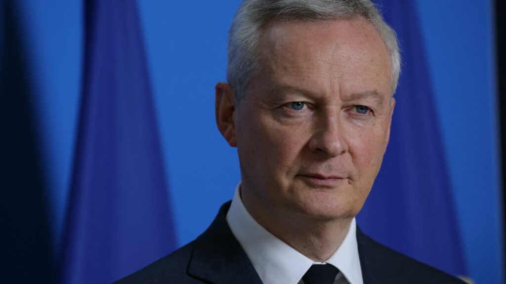 Concessions d'autoroutes : Bruno Le Maire visé par une enquête pour usage de faux
          Un militant écologiste a dénoncé l'opacité des négociations entre le gouvernement et des entreprises privées lors du renouvellement des concessions d'autoroutes en 2015.
