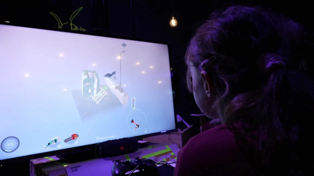 À Lyon, le festival "Sauve qui peut la vie" interroge sur les enjeux écologiques à travers les jeux vidéo
          La Cité des gones accueille un festival inédit jusqu'au 11 février. Il mêle jeux vidéo indépendants et environnement. Des jeux à tester seul ou à plusieurs, mais aussi, des rencontres et débats autour de cette thématique.