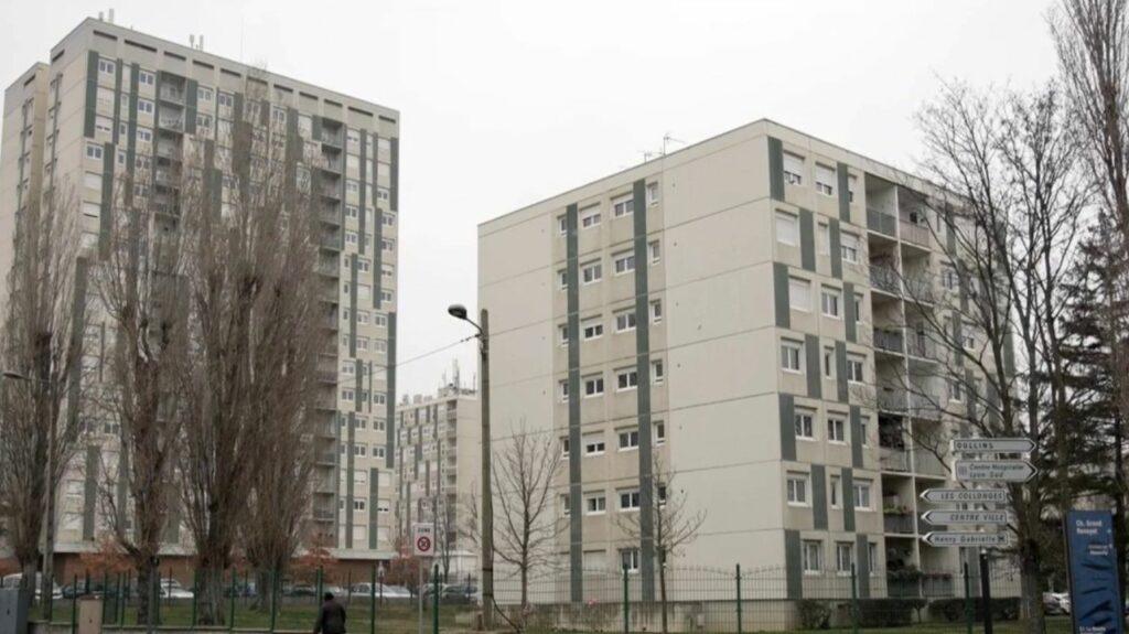 Immobilier : Gabriel Attal lance le chantier du logement social
          Gabriel Attal a annoncé un aménagement de la loi SRU, qui oblige les communes à consacrer 20 à 25 % de leur parc immobilier aux logements sociaux.