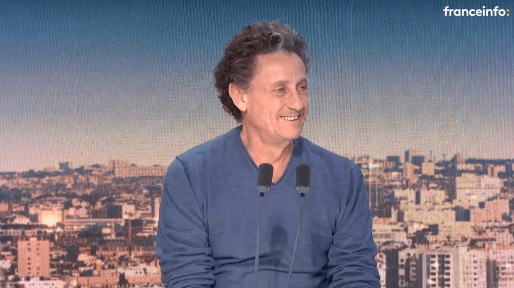 Gilles de Maistre, réalisateur du film "Le dernier Jaguar" : "Ça ne sert pas à grand-chose d'être alarmiste, il vaut mieux être constructif"
          Tous les jours, une personnalité s'invite dans le monde d'Élodie Suigo. Mercredi 7 février 2024 : le réalisateur, Gilles de Maistre. Aujourd'hui, sort son nouveau film : "Le Dernier Jaguar".