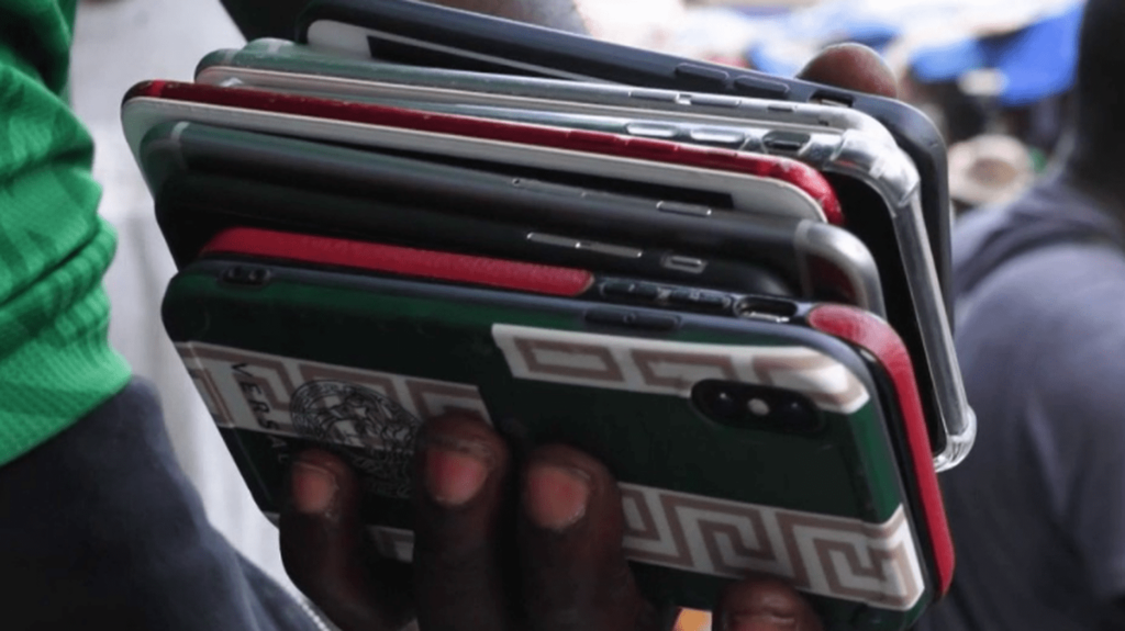 Vols : des téléphones et des ordinateurs portables localisés à des milliers de kilomètres
          En France, de nombreuses victimes de vols d'appareils électroniques, tels que des téléphones ou des ordinateurs portables, localisent ensuite leurs appareils à des milliers de kilomètres. Ils finissent principalement en Afrique.