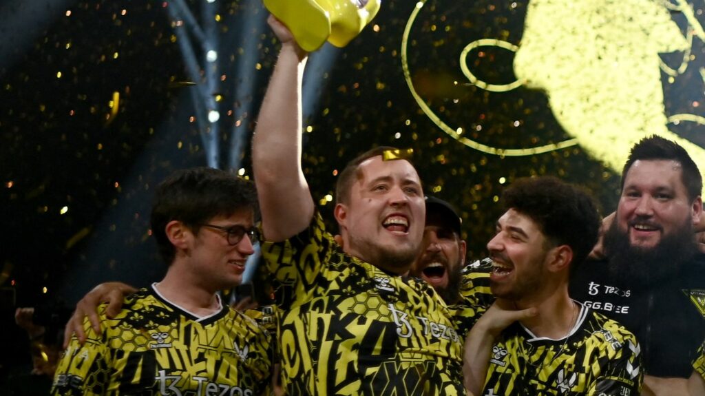 ZywOo élu meilleur joueur du monde : "Notre volonté est que Vitality soit son unique club" assure son président Fabien Devide
          Le prodige français sur le jeu Counter Strike, Mathieu "ZywOo" Herbaut, a remporté pour la troisième fois en cinq années de carrière le titre honorifique de meilleur joueur du monde. Alors que son contrat avec le club Vitality arrive à échéance à la fin de l'année, son patron Fabien Devide souhaite conserver le joueur jusqu'à la fin de sa carrière.