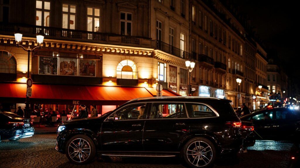 SUV à Paris : Pierre Chasseray, de l'association 40 millions d'automobilistes, dénonce une "votation de poltron"
          "On demande aux Parisiens s'ils sont d'accord pour faire payer plus cher ceux qui habitent à l'extérieur du périphérique, donc évidemment ils vont voter oui !", s'indigne le porte-parole de l'association 40 millions d'automobilistes.