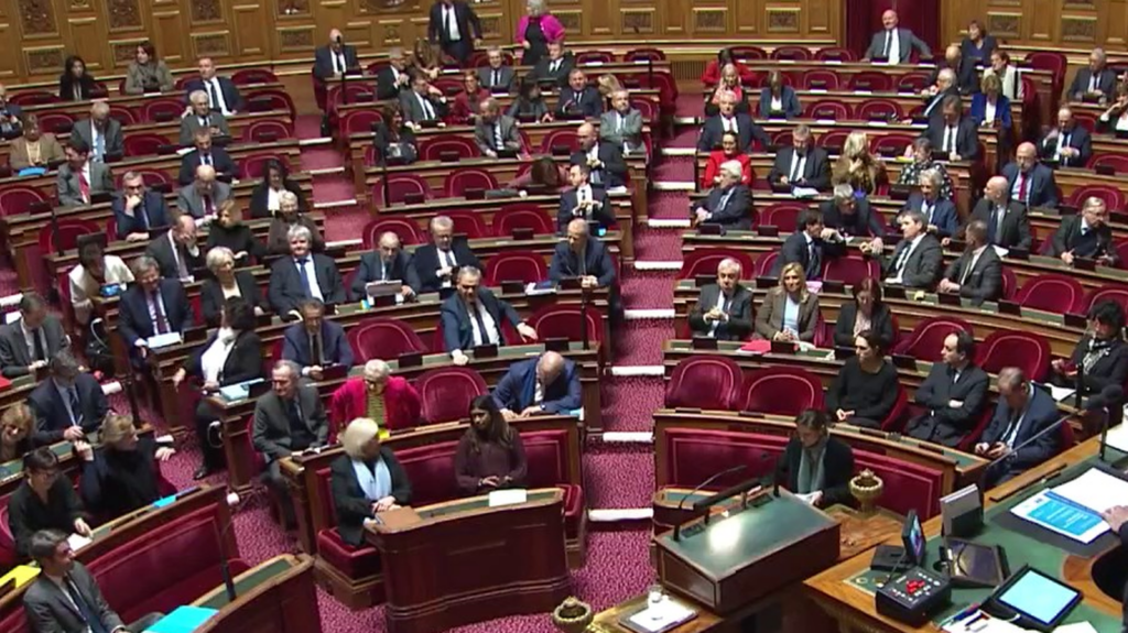 IVG dans la Constitution : un vote crucial au Sénat
          Le Sénat va se prononcer sur l'inscription de l'interruption volontaire de grossesse (IVG) dans la Constitution, mercredi 28 février. Majoritairement de droite, les sénateurs pourraient cependant y mettre un coup de frein.