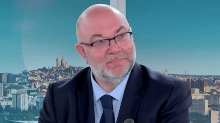 Colère des agriculteurs : l'ancien ministre de l'Agriculture Stéphane Travert estime qu'il va falloir "accélérer le tempo" dans les réponses apportées
          Stéphane Travert, député Renaissance de la Manche et ancien ministre de l'Agriculture sous le gouvernement d'Édouard Philippe, est l'invité du 12/13 info, mercredi 31 janvier. Il revient sur le mouvement de colère des agriculteurs.