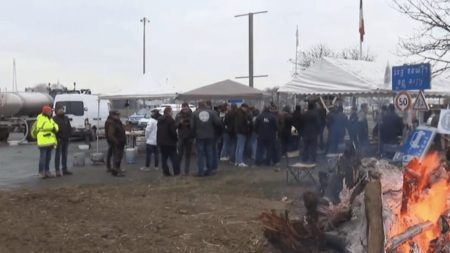 Agriculteurs en colère: Gabriel Attal attendu pour une prise de parole cruciale jeudi 1er février Colère des agriculteurs : une prise de parole du Premier ministre attendue
La nouvelle prise de parole du Premier ministre est attendue par les agriculteurs mobilisés, jeudi 1er février. Les nouvelles annonces de Gabriel Attal suffiront-elles à lever les barrages ? Reportage dans le Rhône et en Charente.