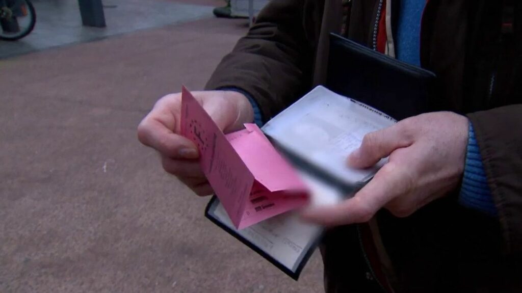 Permis dématérialisé : comment ajouter le papier rose à son smartphone ?
          Petite révolution dans le quotidien de millions de Français, le permis de conduire peut désormais être dématérialisé sur téléphone. Cette démarche peut être réalisée depuis mercredi 14 février sous certaines conditions.