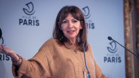 Paris 2024 : "Les voitures ne reviendront pas devant la tour Eiffel" après les Jeux olympiques, assure Anne Hidalgo
          La Ville de Paris devra convaincre le préfet de police de Paris, dont l'accord est nécessaire. L'ancien titulaire du poste avait mis son veto au projet de piétonisation entre le Trocadéro et la tour Eiffel.